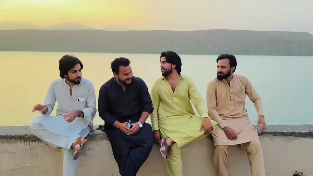@HOZAIFA KHAN 😎