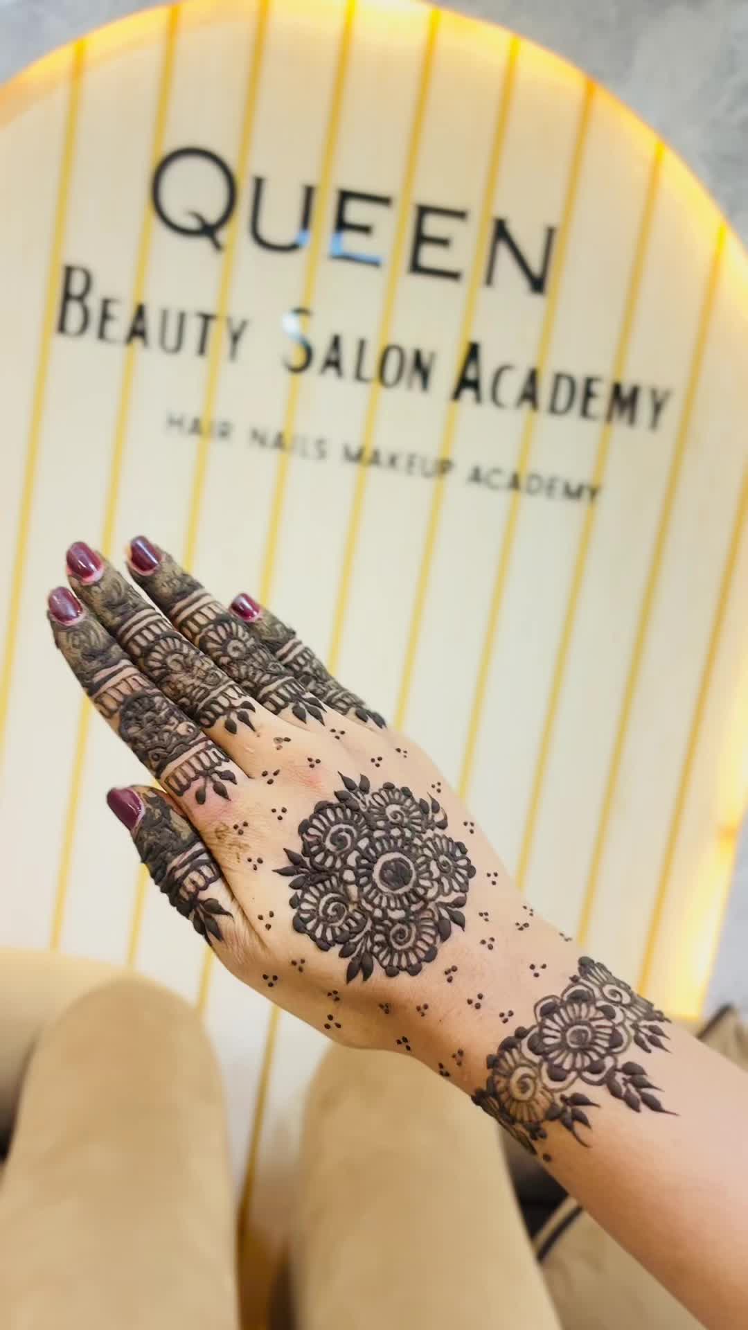 @QUEEN BEAUTY SALON & AACDEMY
