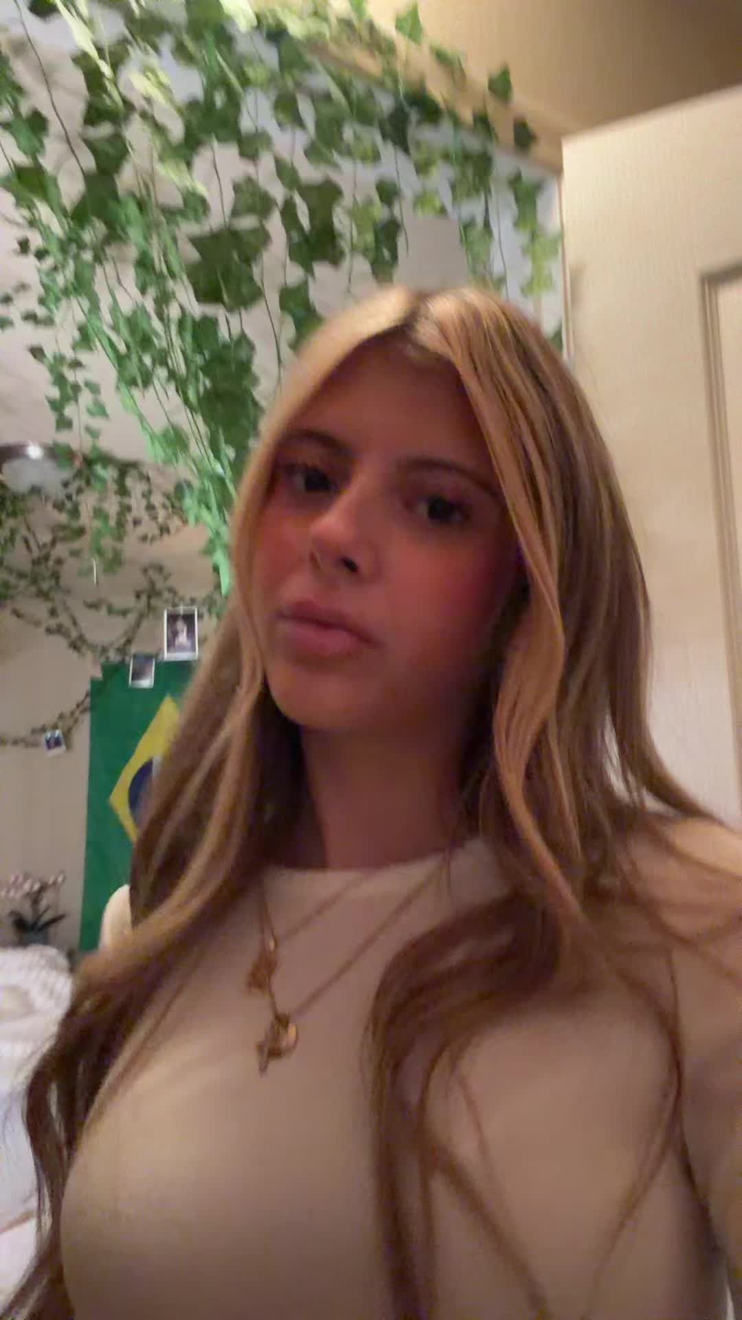 @whothefreakismariaclara
