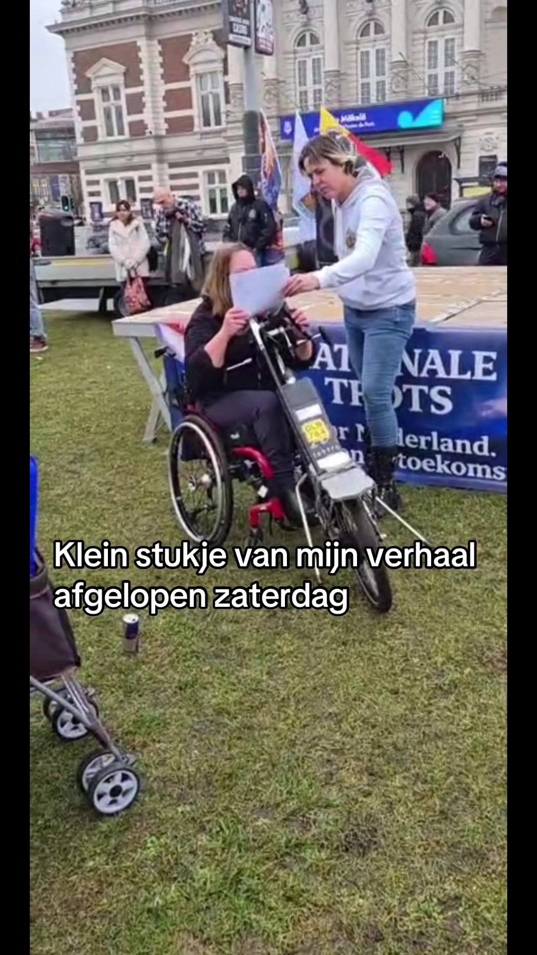@Op weg naar de rolstoelbus