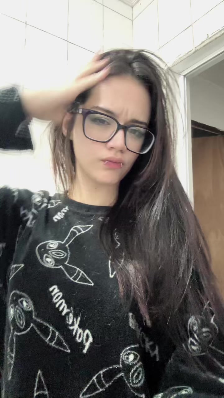 @twitch.tv/fruttinhaa