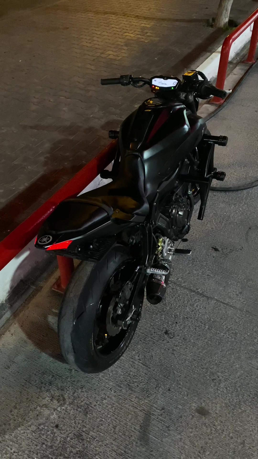 @Apomt25