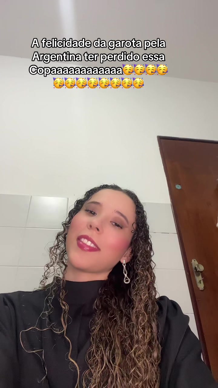 @larissathayná