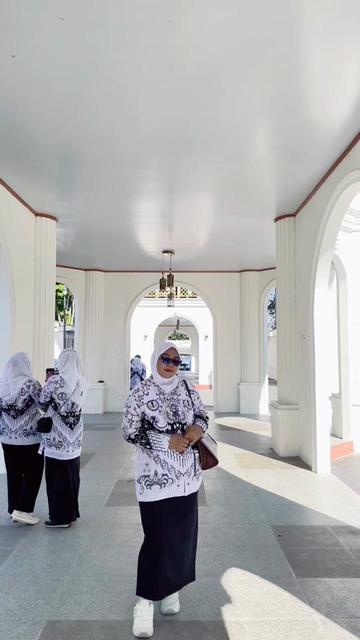 @thia_zakaria