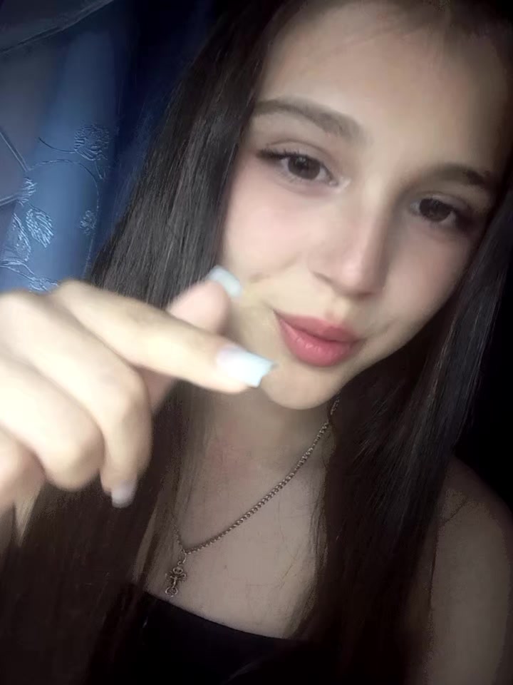 @)