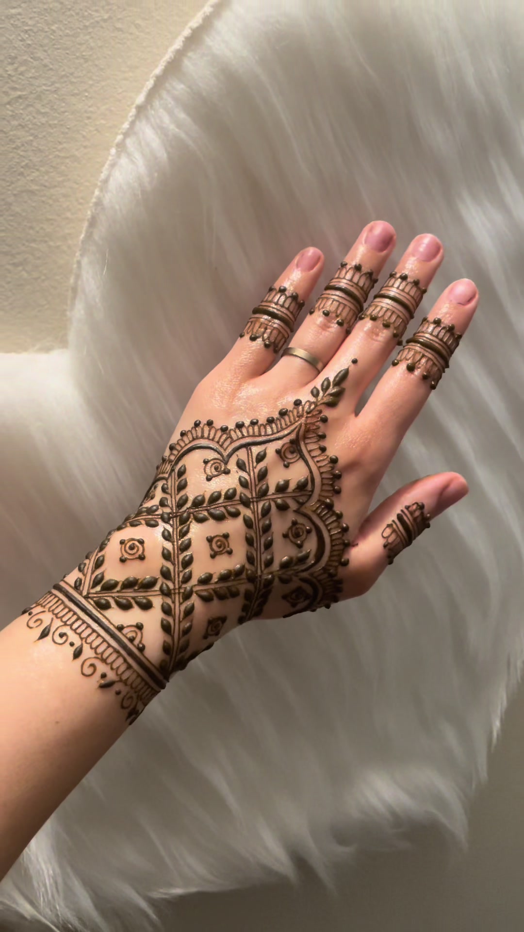 @charmsofmehandi