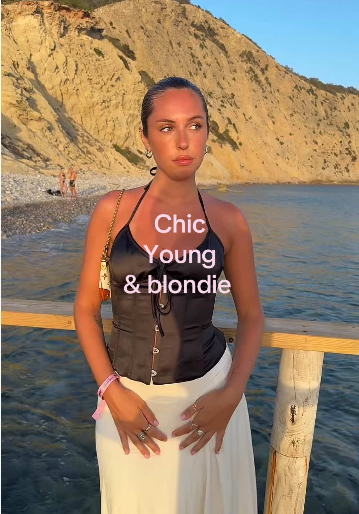 @Asturzia