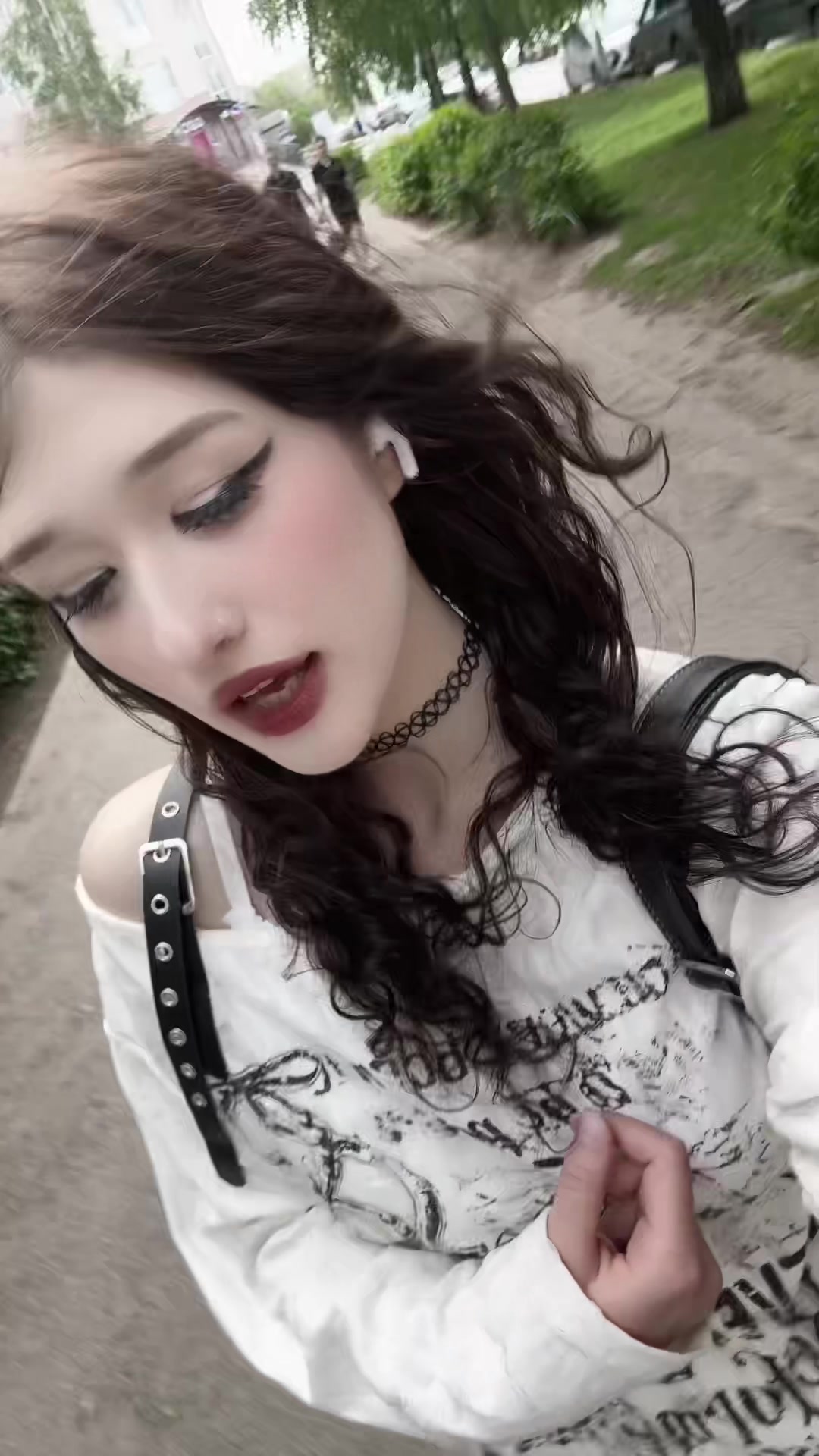 @^_<