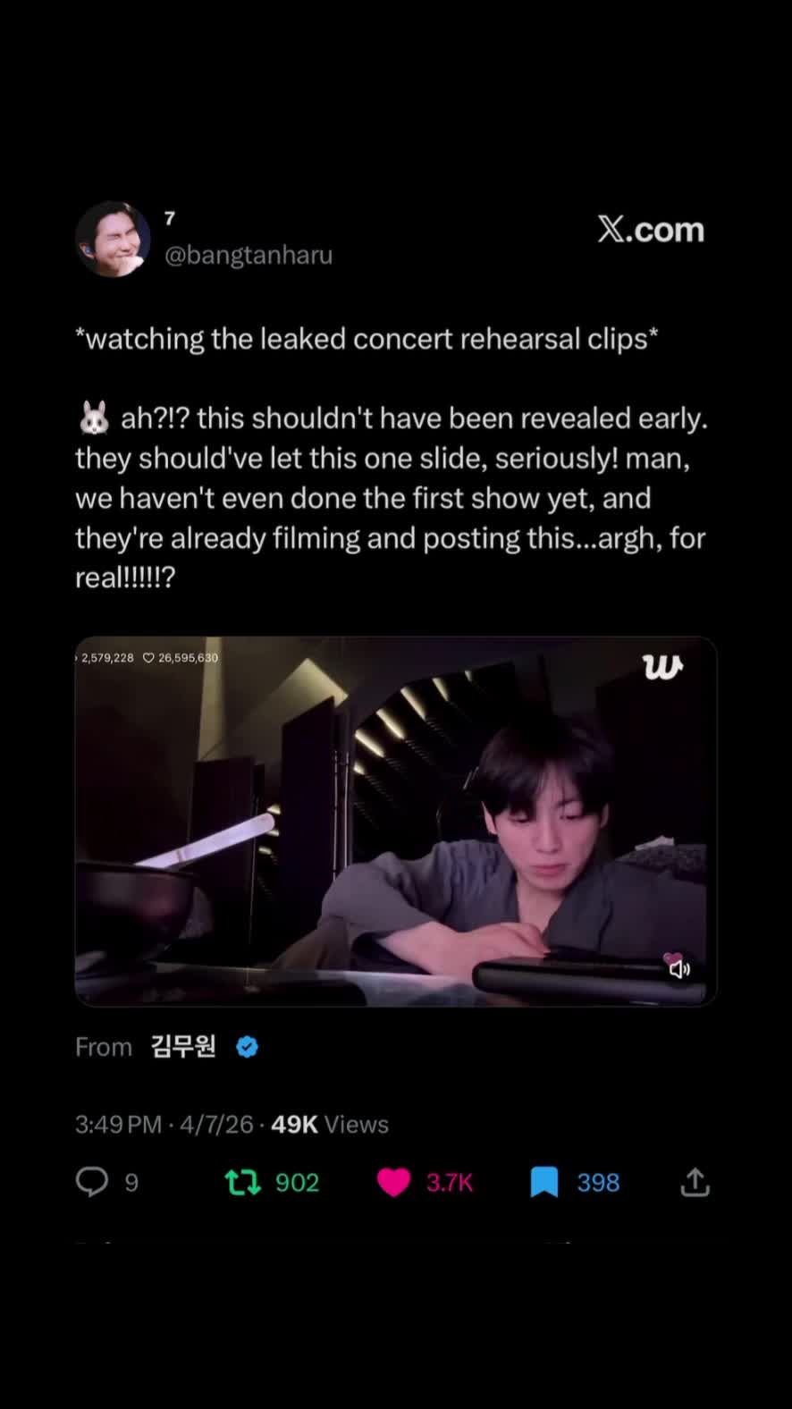 @moonchild⁷ i hi5 Jin😭💜