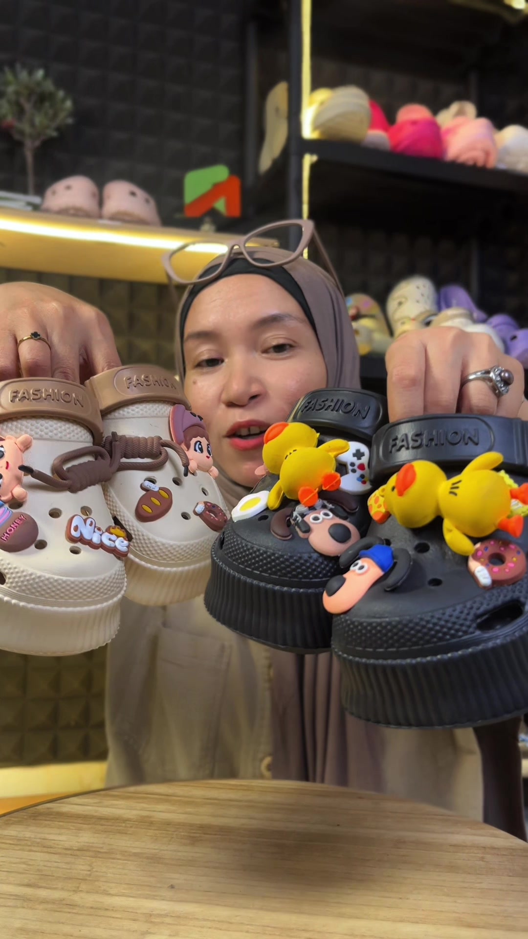 @LELI si paling TAS dan SANDAL