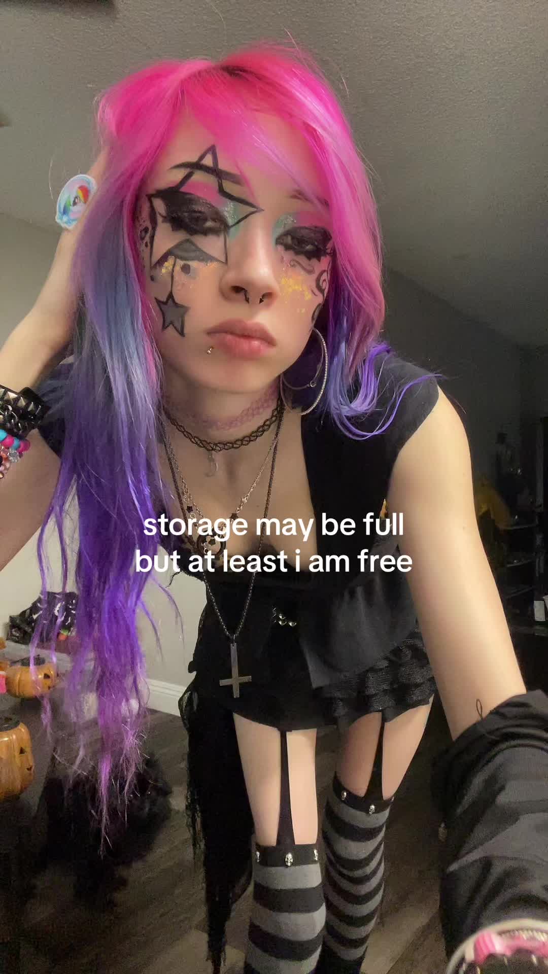 @Weird chick wit pink hair
