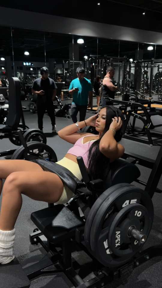 @thaniaflores