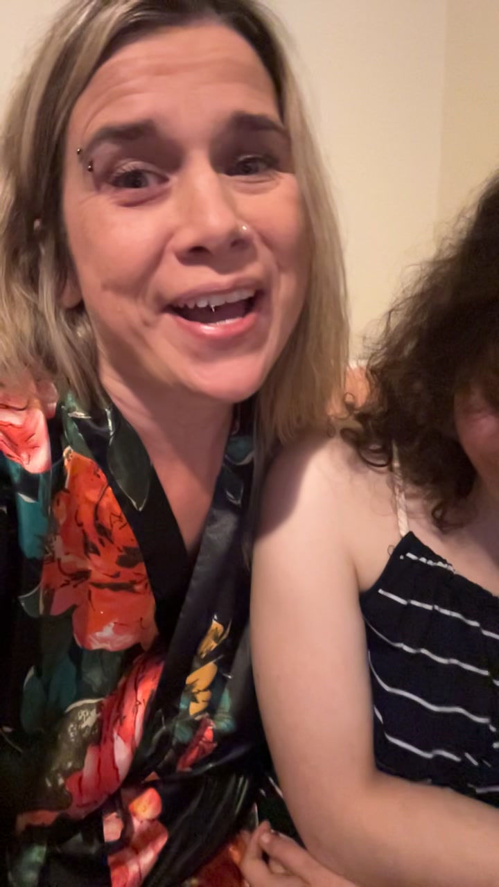 @Hotmomvibes