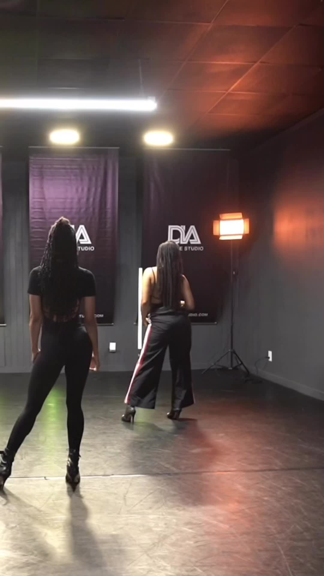 @tacheinvela