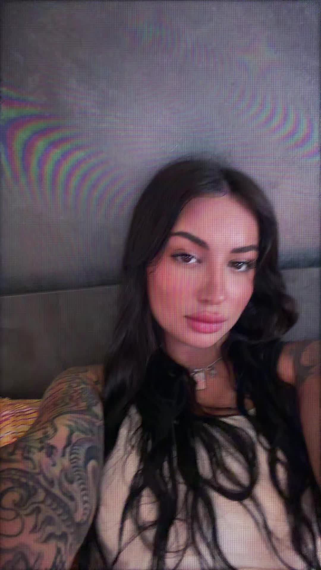 @SnowWhite🖤