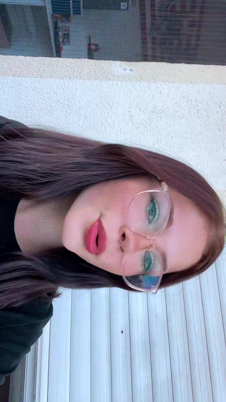 @~M