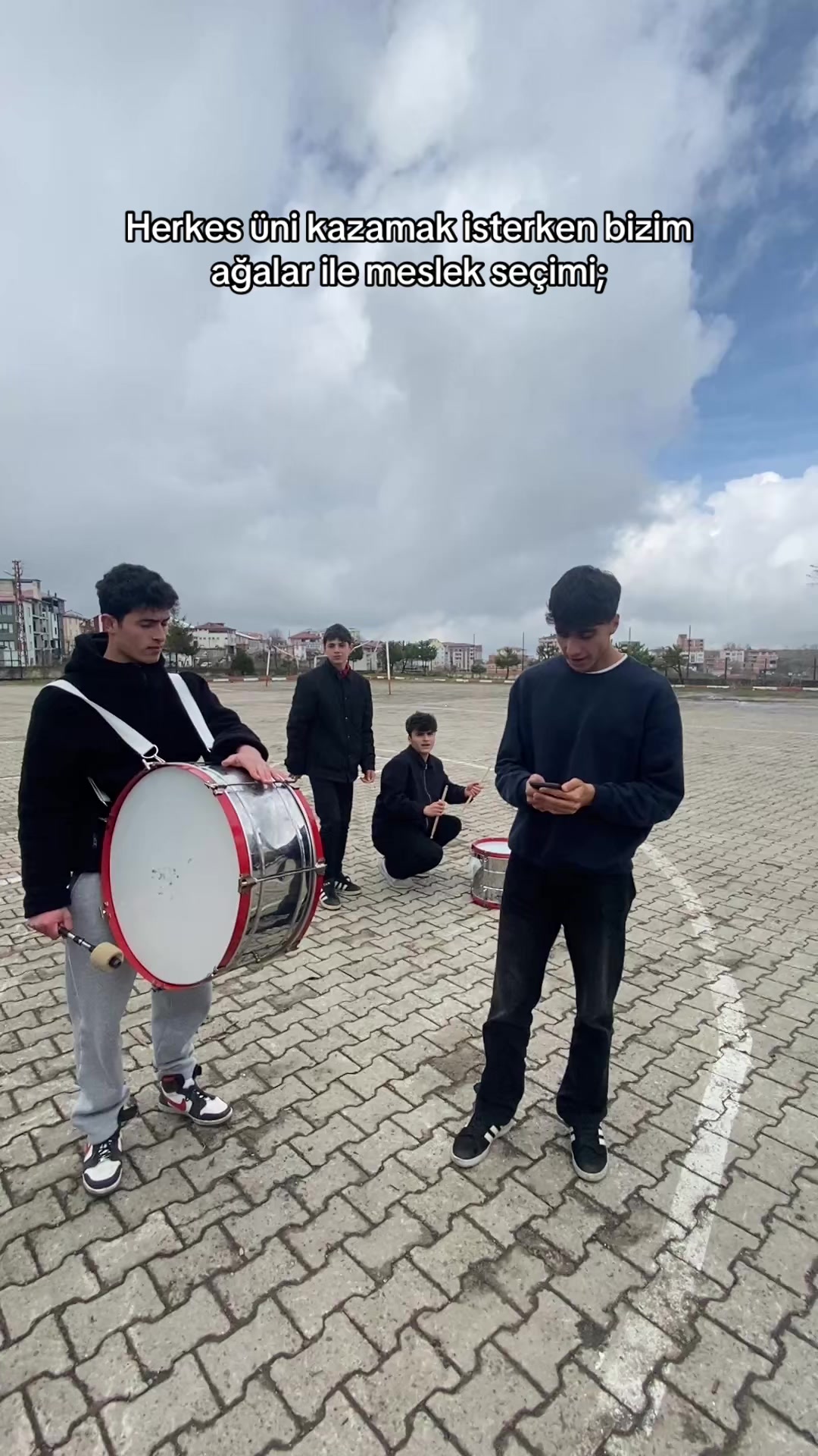 @Ne bakıyon kardeşşş