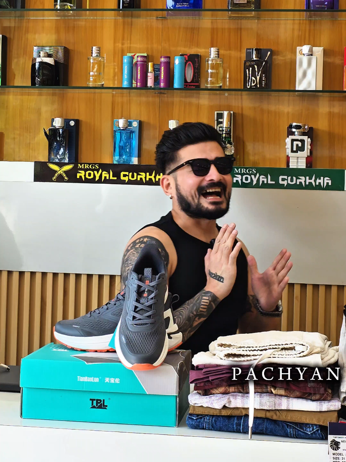 @पछ्याण wears