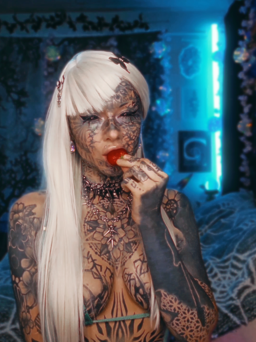 @𝔳𝔦𝔭𝔢𝔯𝔨𝔦𝔱𝔱𝔶𝔤𝔬𝔯𝔢