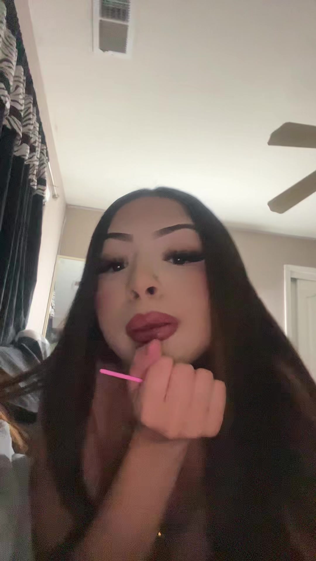@•