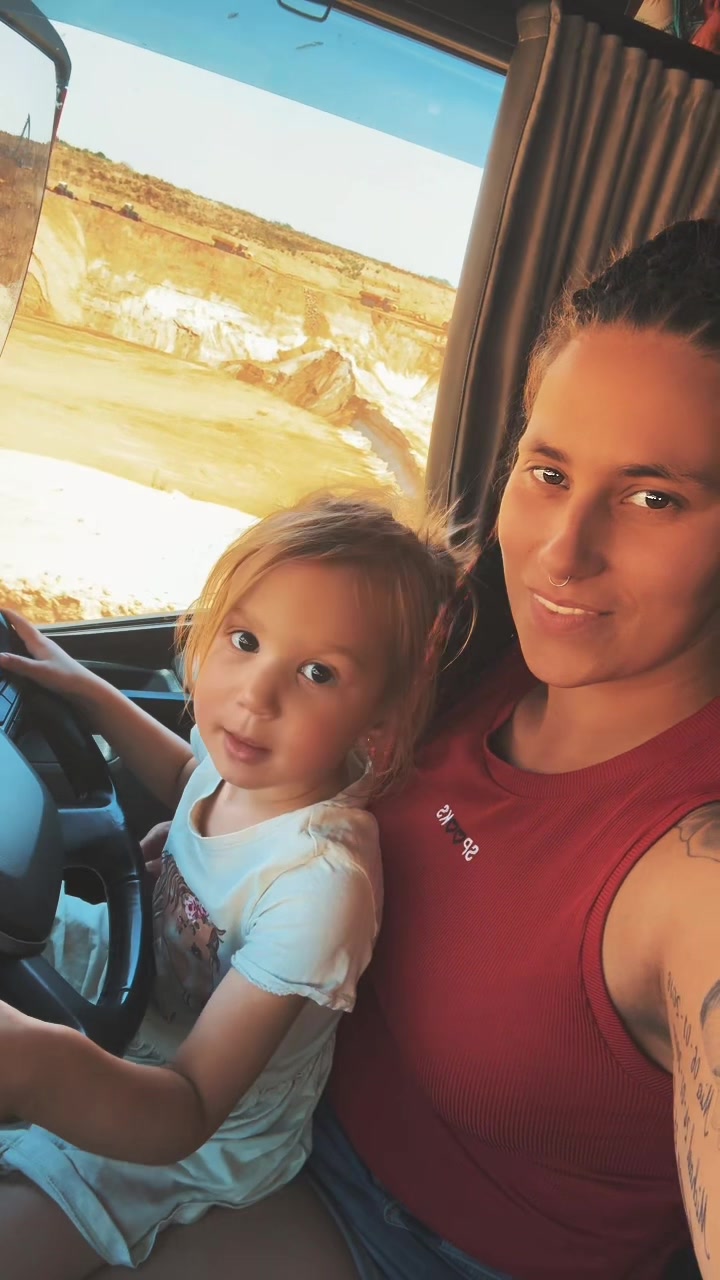 @TruckerGirlLucy