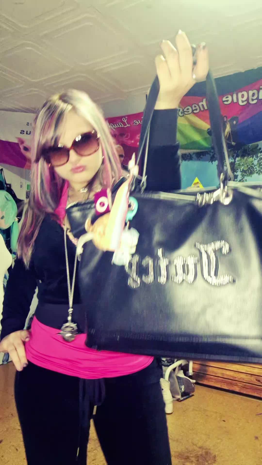 @Lari💋👩&zwj;❤️&zwj;💋&zwj;👩