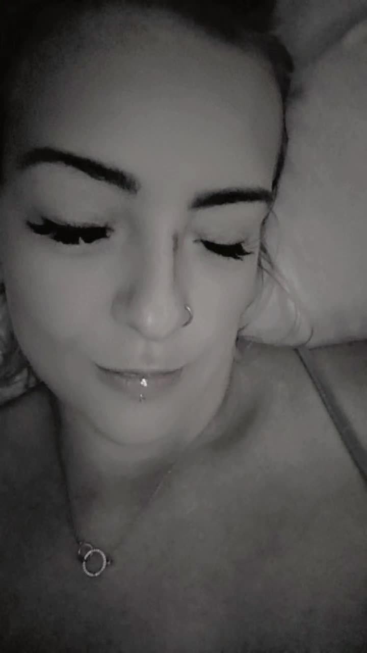 @Adora