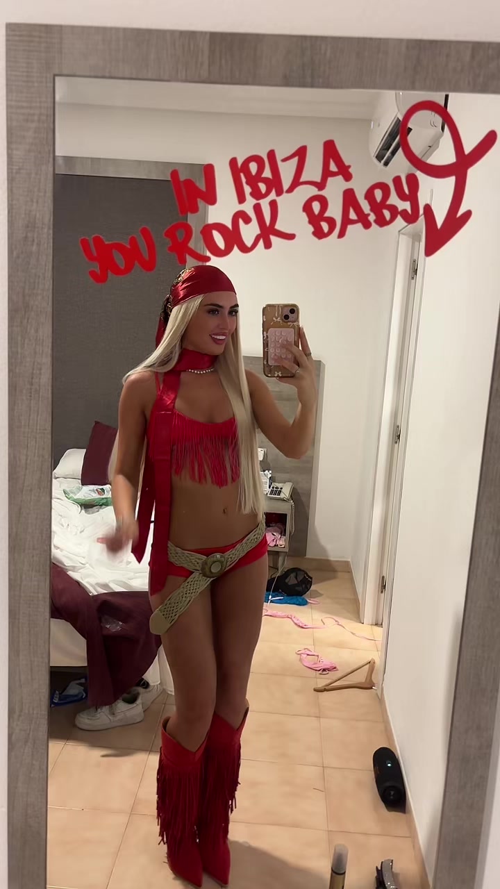 @Molly Rhodes🪩🍒✨