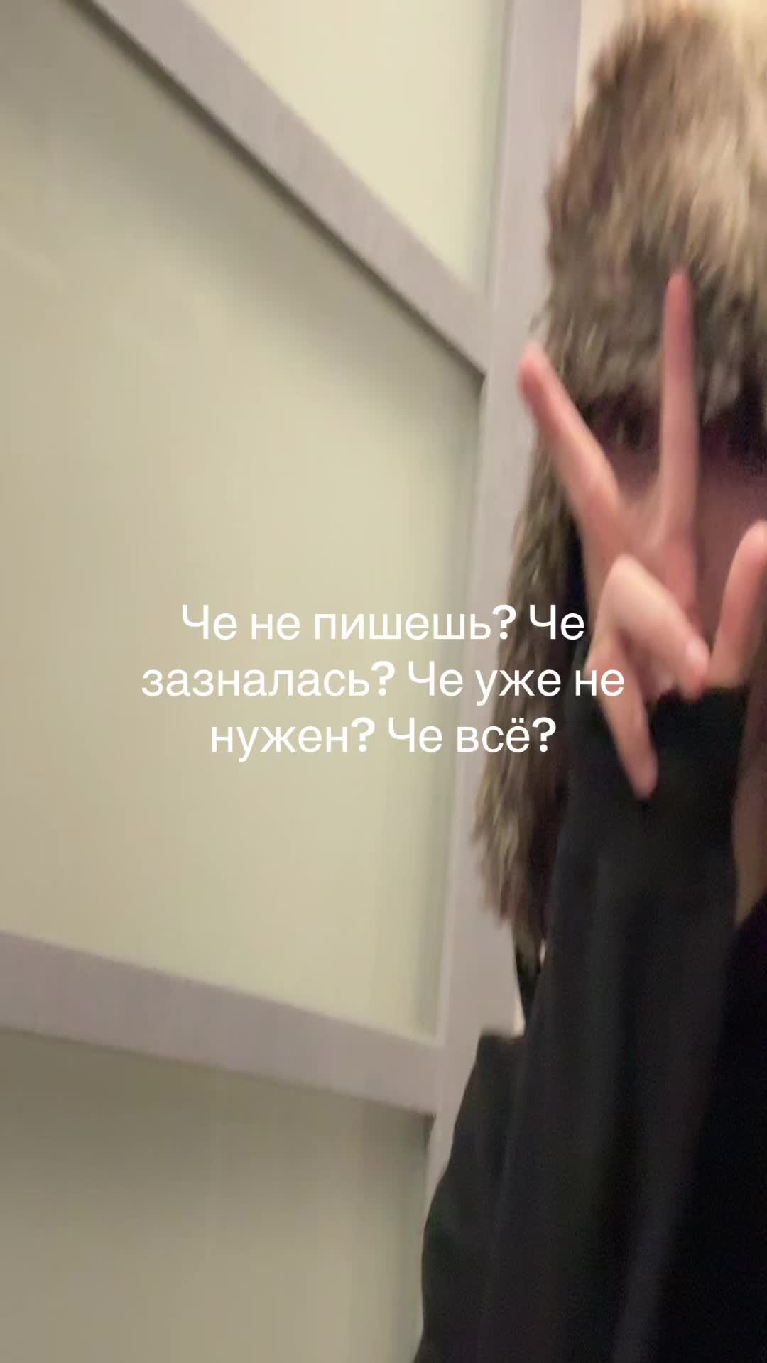 @>.<