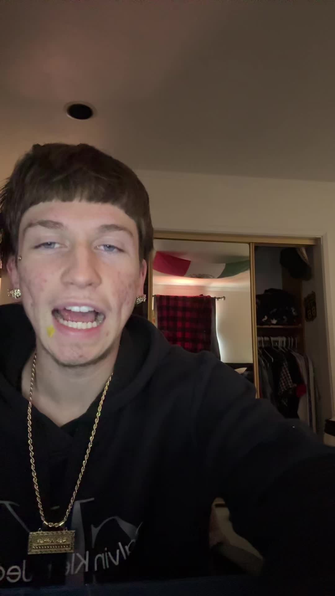@Twochaines