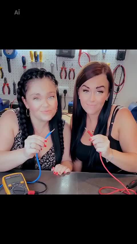 @Itsmedeedee