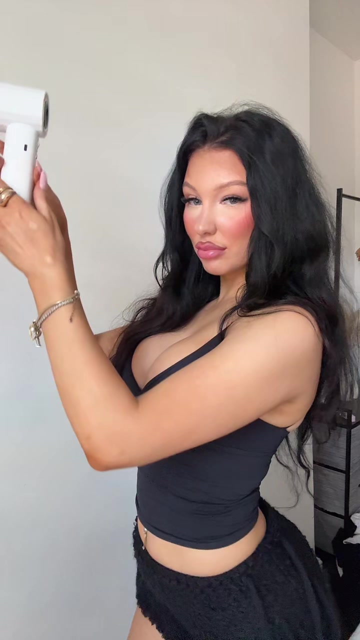 @ellaxo