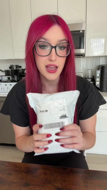 @itslarissatrishelle