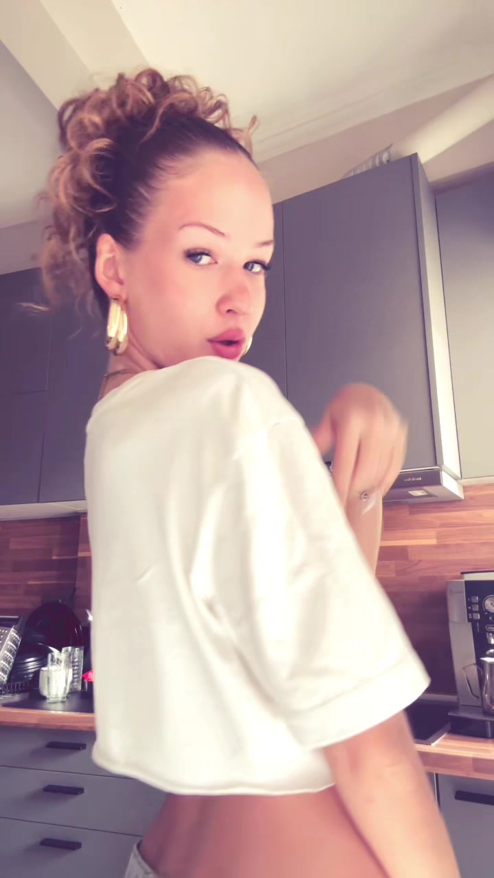 @🙋🏼♀️