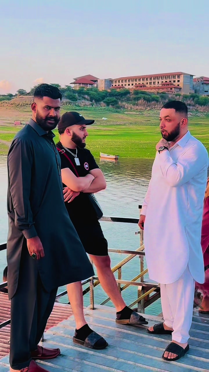 @⚜️راجہ⚜️🇬🇧