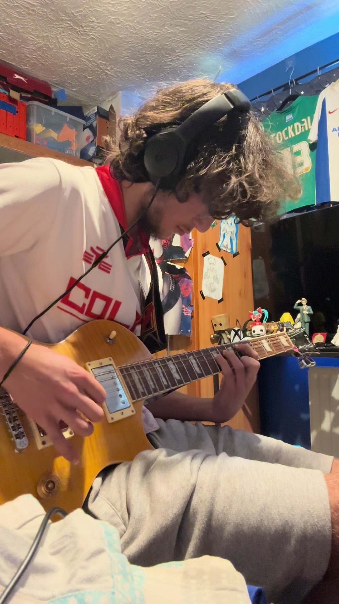 @Dom🎸🎧⚽️