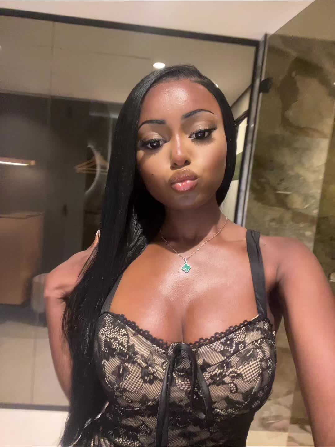 @Lipglossglitterbarbie