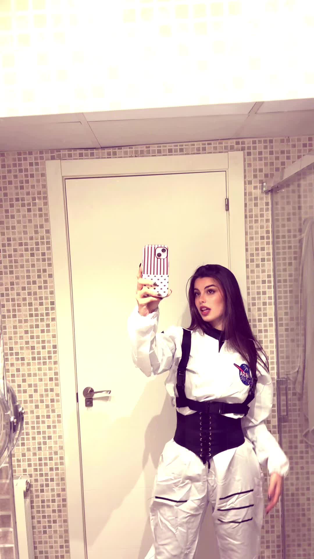 @.bæs.