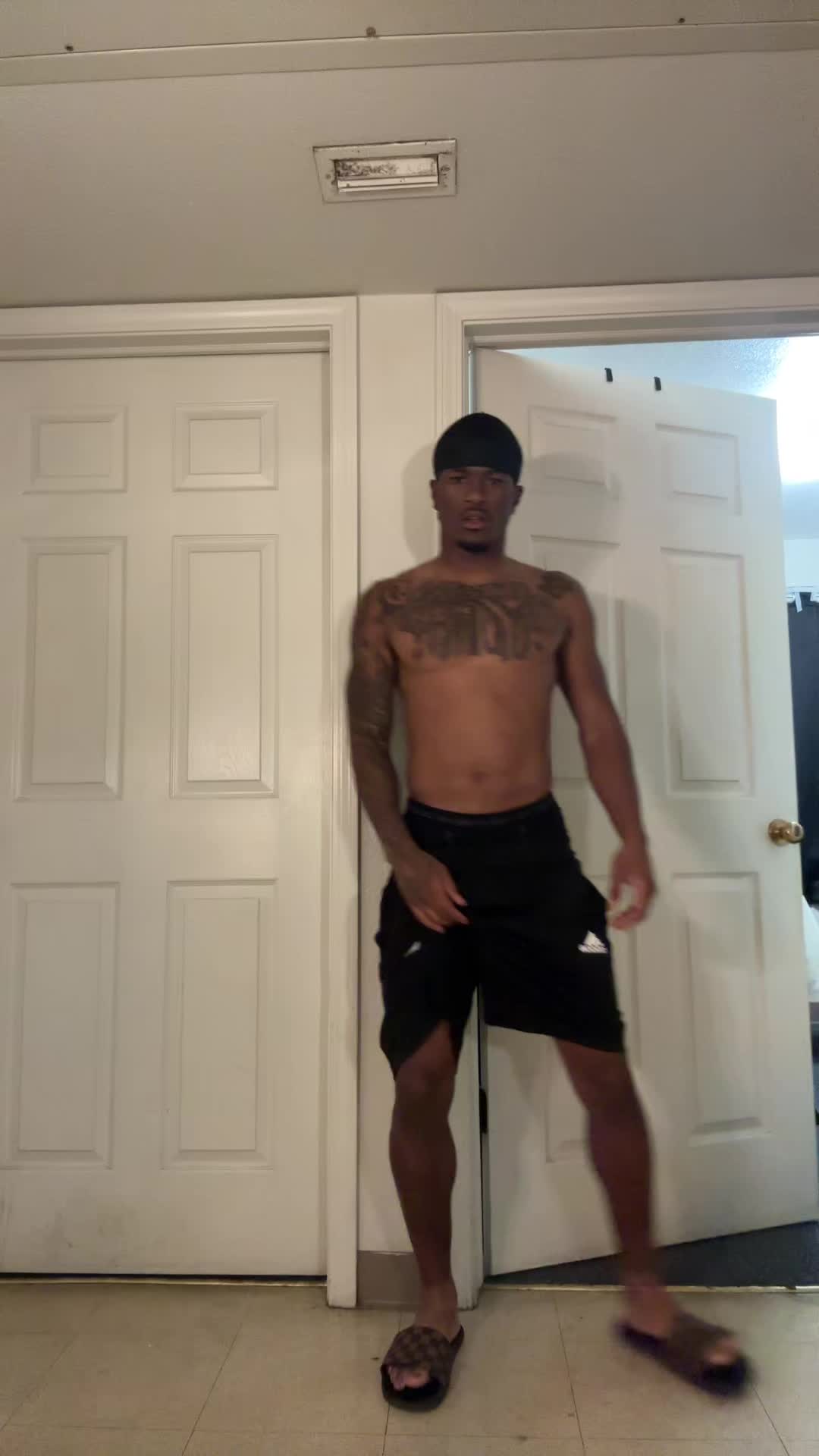 @Laarayy