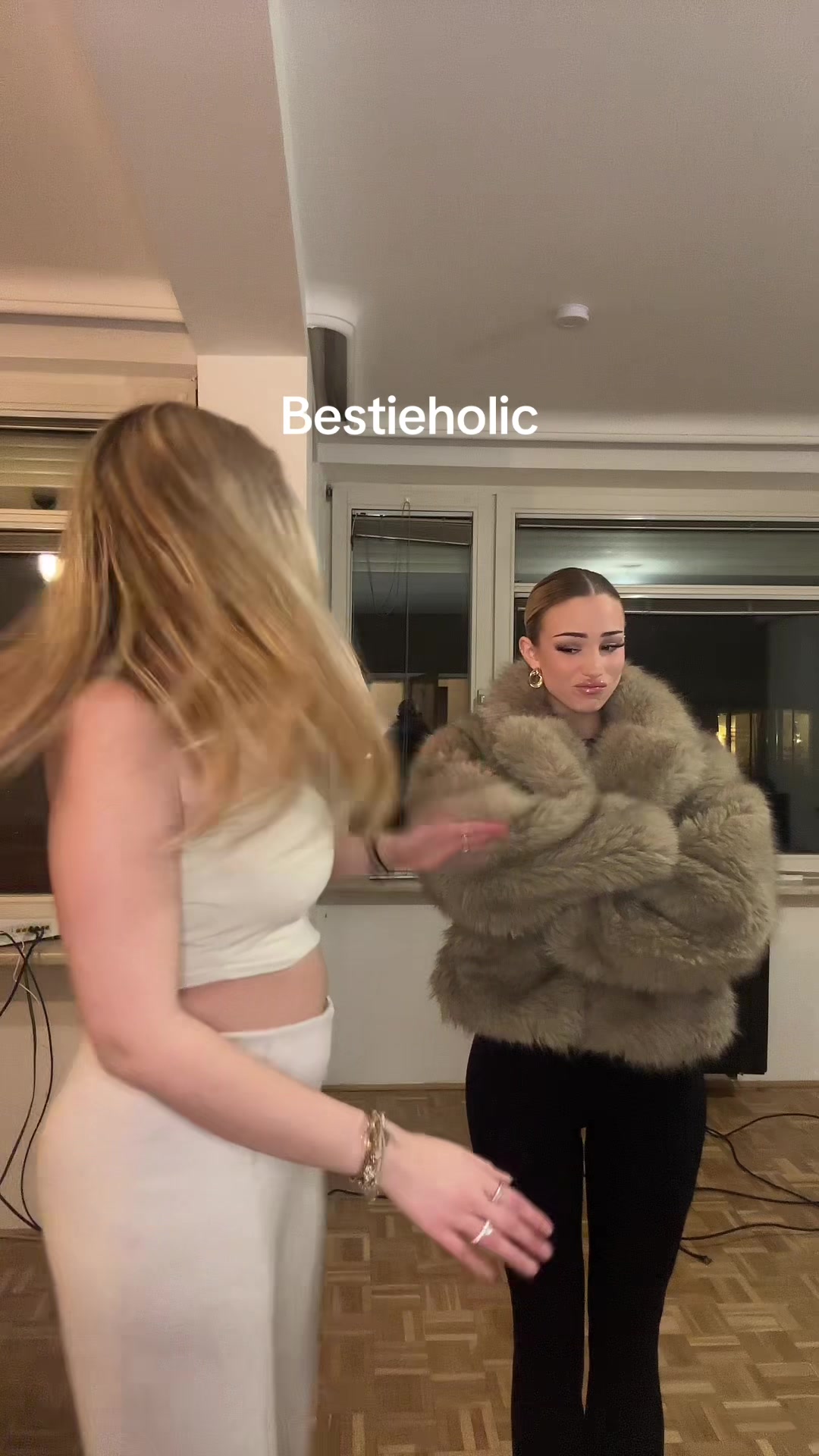 @official.mona