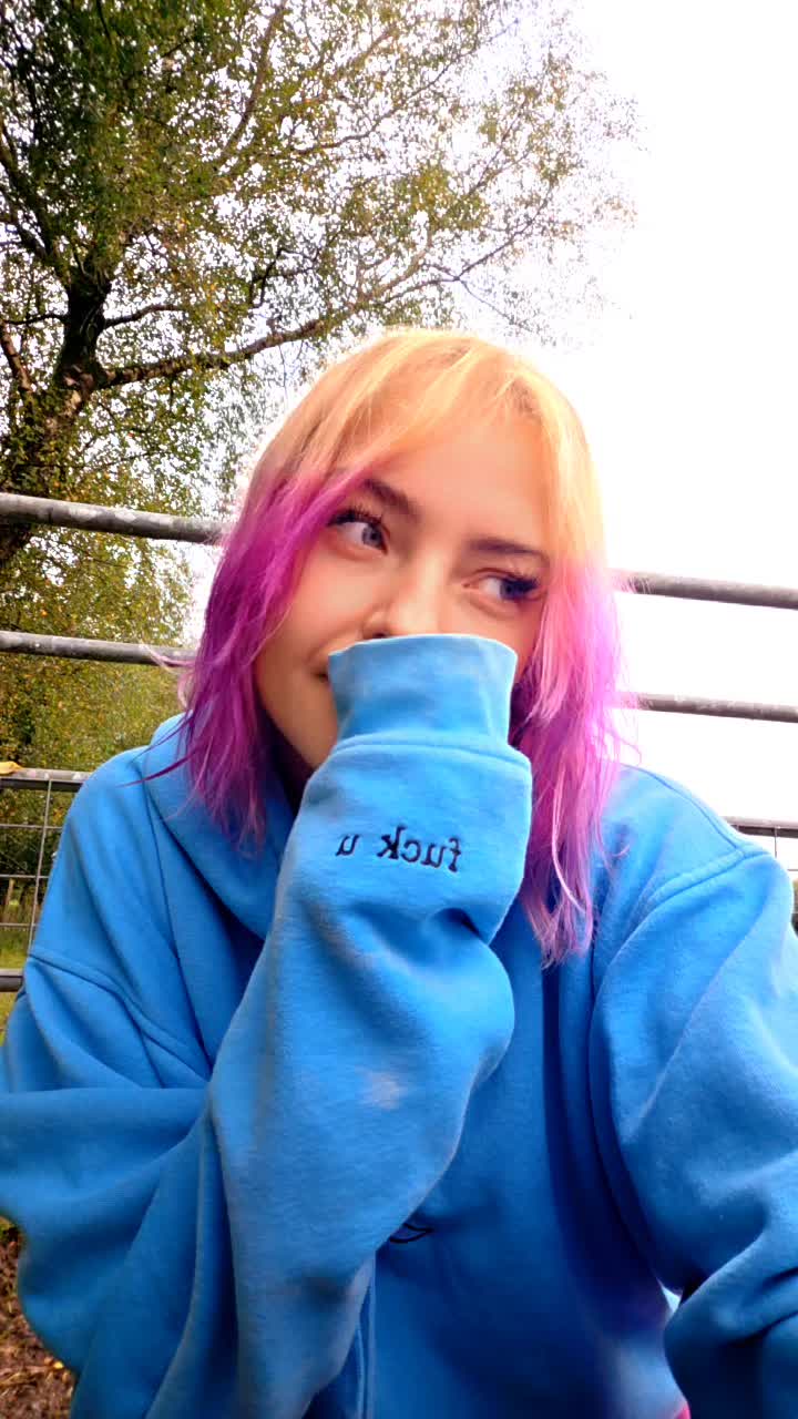 @Adora