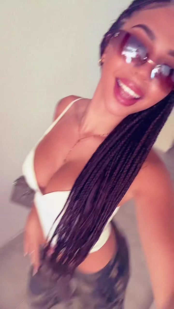 @L O L A L O P E Z