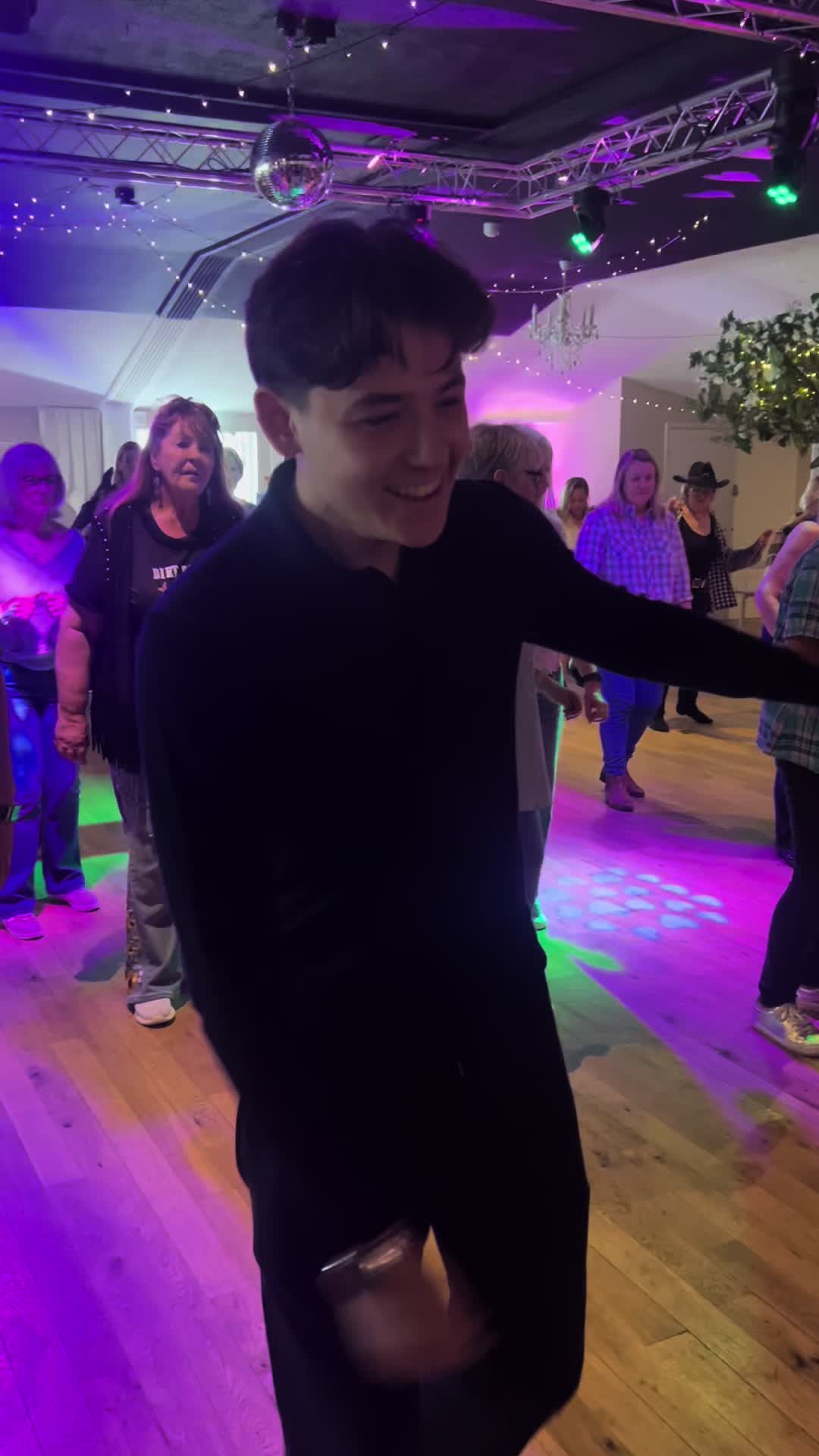 @foxyslinedancing