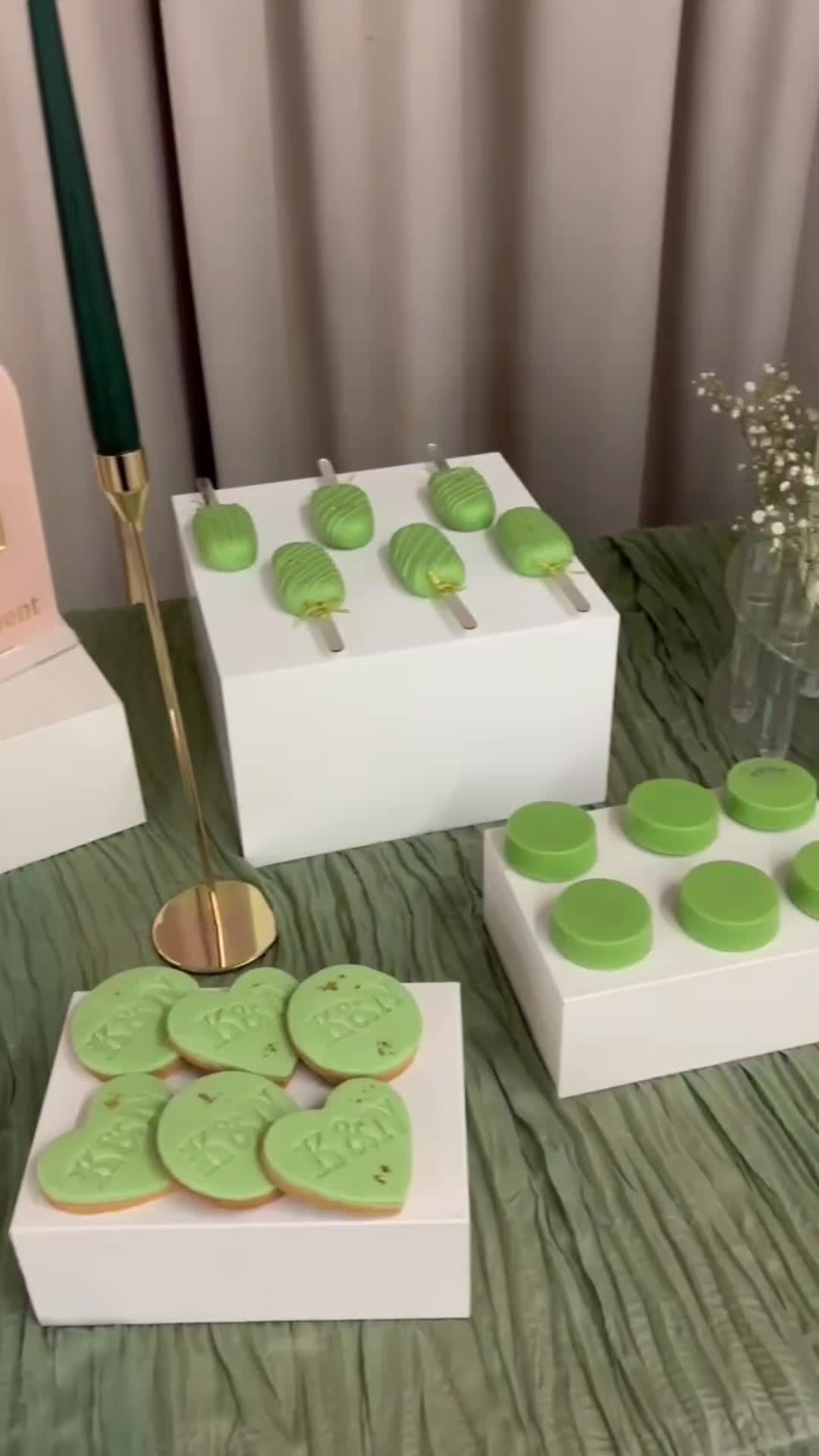 @moontreats_