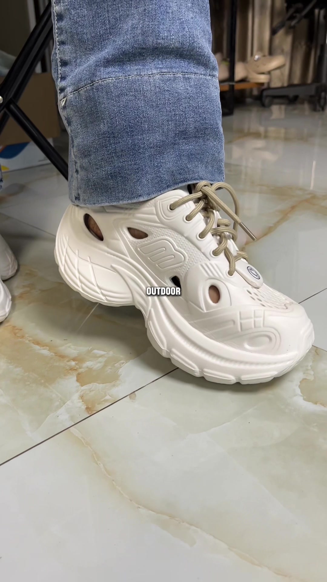 @LELI si paling TAS dan SANDAL