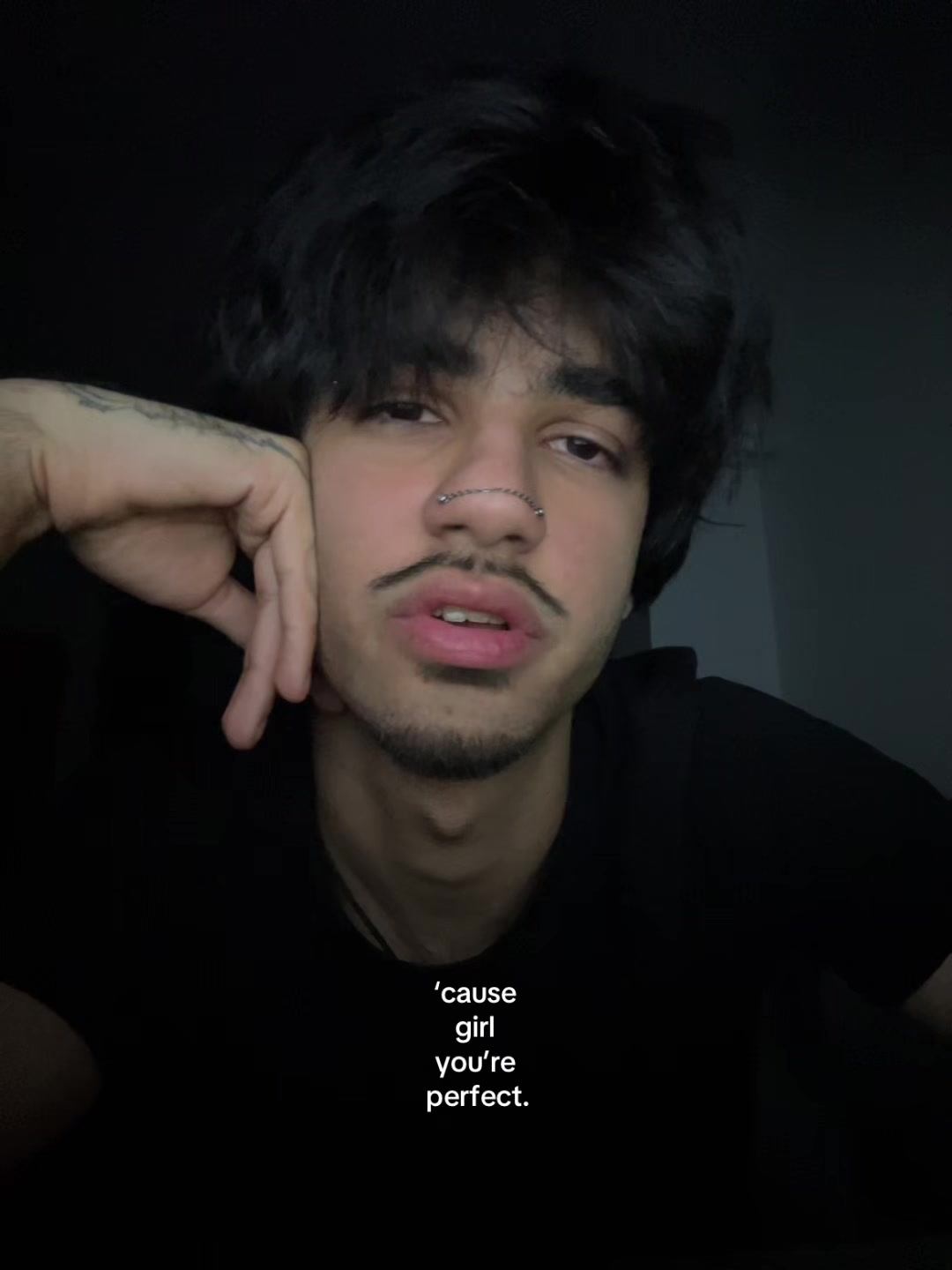 @￴