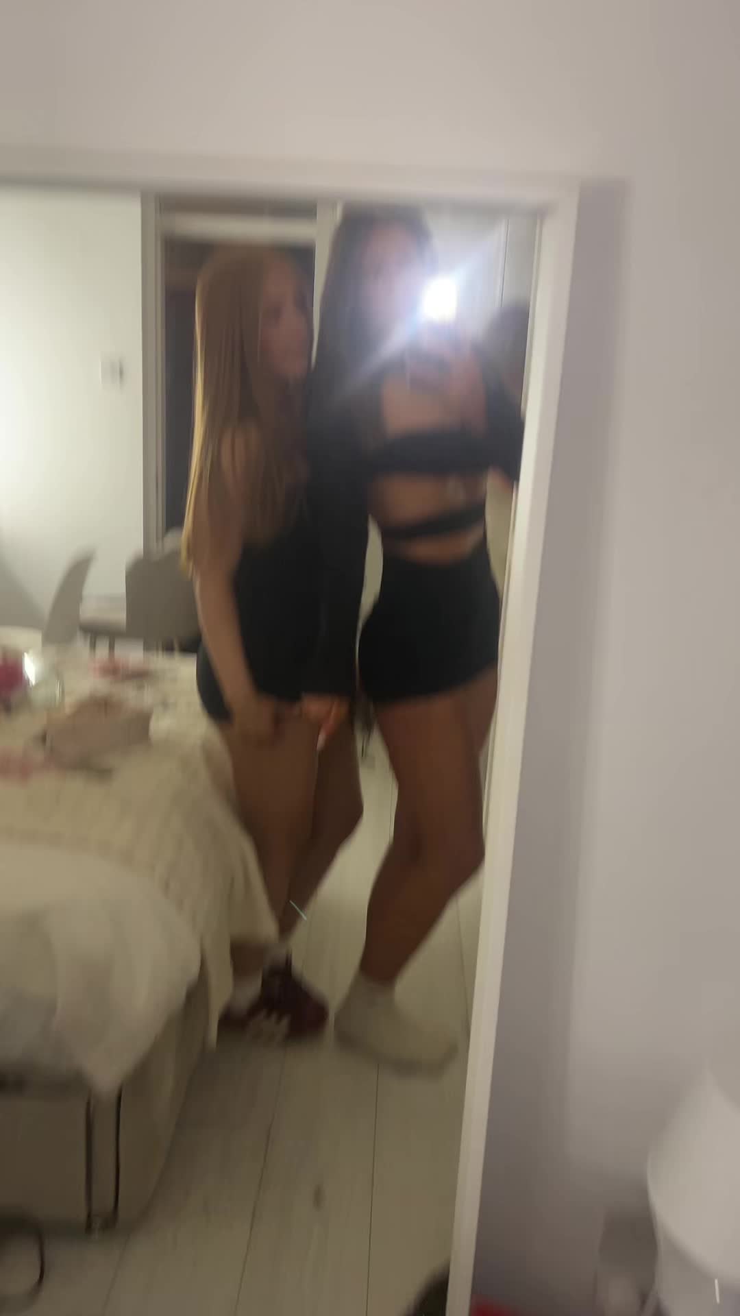 @Y V I E