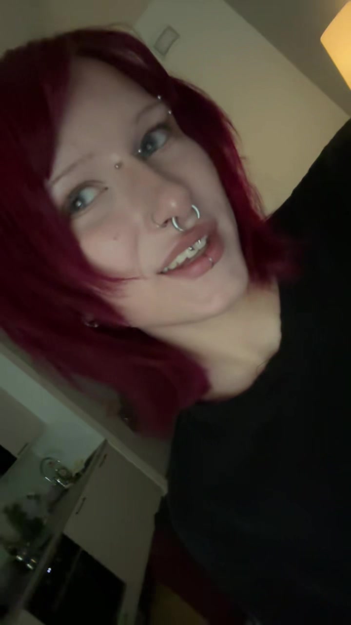 @>_<
