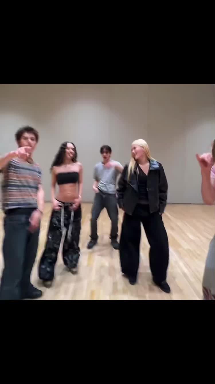 @Livꨄ
