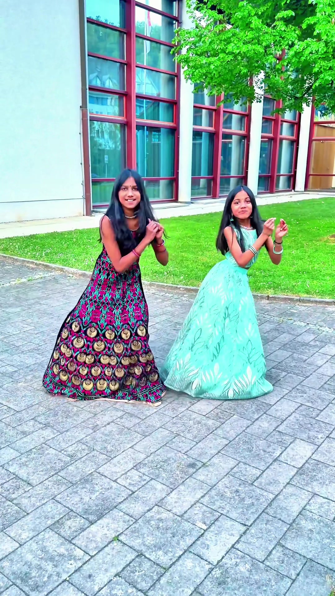 @Swarmi&laya